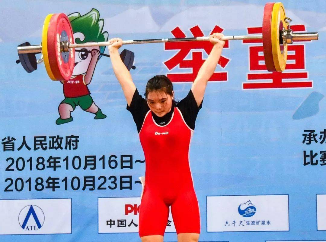 挑战极限！女子举重比赛夺冠惊现黑马(女子举重决赛视频)