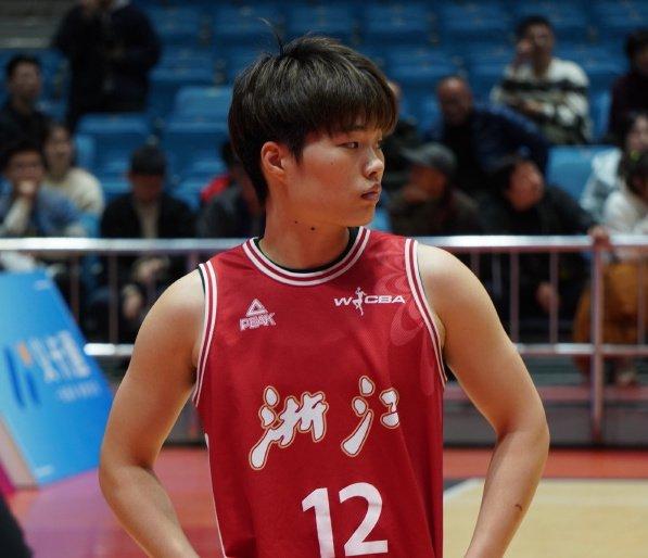 4届助攻王+2届抢断王!中国女篮26岁控卫蜕变:张子宇绝配