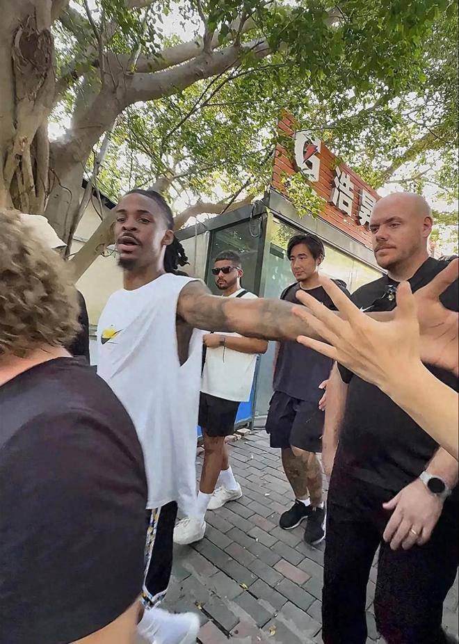 关于还好没受伤！莫兰特中国行准备秀跨人扣篮脚下打滑致敬库里的信息