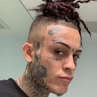 够狂热！莫兰特在菲律宾与一位拥有其头像纹身的球迷合影